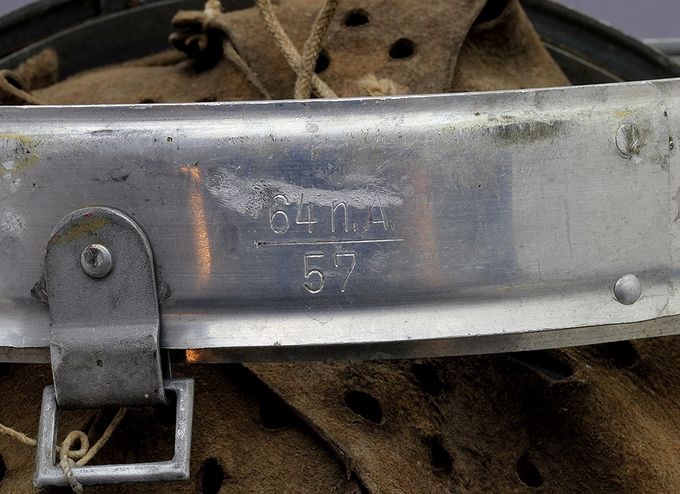 Markings on the other side of the same aluminum liner. The liner would be fitted in a size 64 shell for a wearer with head size 57. The letters «n.A.» means «neue Art» or new model. Notice the 2 aluminum rivets on the right for the reinforcing strip.