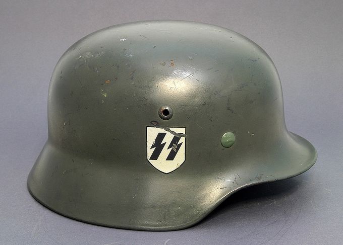 An M35 Quist SS DD with smooth paint. Mark the light green rivet head. The rivet was probably painted seperately with different paint in the manufacturing process. 