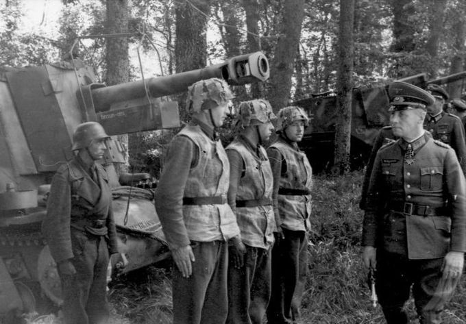 Field Marshall E. Rommel inspecting an artillery unit in Normandy in 1944. Notice the camo band on the helmets. The same design as the M42 above, but probably with other colors and textures.