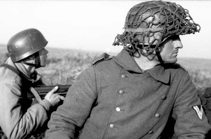 Period picture of German soldier wearing the standard net.